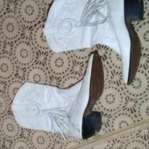 Juniors Genuine Leather Cowboy Boots Soft White w tassels by Laredo Pre Loved